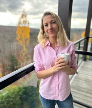 Lysanne Richard Instagram - Magnifique séjour à Espace 4 Saisons le temps d’un week-end, endroit à découvrir! J’ai même pu aller saluer le bateau Le Grand Cru, complice de mon saut de l’hélicoptère dans le lac Memphrémagog! 🍁🥂🍹🥣🛥️🚁