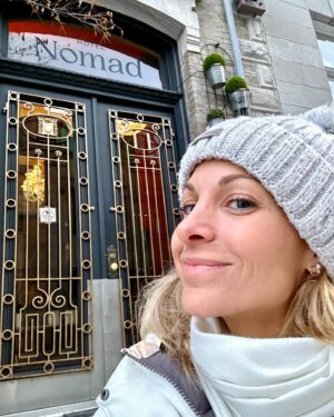 Lysanne Richard Instagram - Après avoir passée mon heure de lunch à Radio Énergie et ma fin de journée à animer une soirée bénéfice, j’ai pu profiter du confort et de l’emplacement privilégié de l’ @hotel_nomad_quebec . Coup de cœur pour le côté écoresponsable, l’originalité et le service à la clientèle impeccable! 🫶🏻