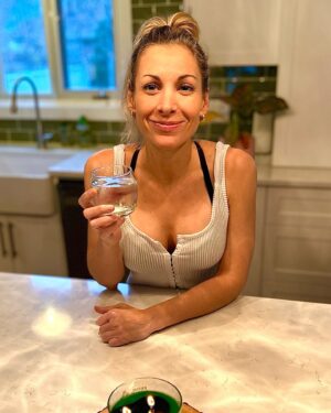 Lysanne Richard Instagram - Petite pause bien méritée après un gros ménage d’automne! Je vous souhaite une belle soirée! 🧹🍸