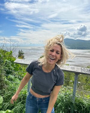 Lysanne Richard Instagram - Tellement un beau séjour au Fairmont Le Manoir Richelieu dans le cadre des Féeries de Charlevoix. L’ambiance était à la fête, les animations et le spectacle magnifiques, le tout conclu en beauté par des émotions fortes au Projet Vertical. Je recommande à tous! 💙 @lotoquebec_officiel @casinocharlevoix @fairmontmanoir