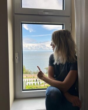 Lysanne Richard Instagram - Tellement un beau séjour au Fairmont Le Manoir Richelieu dans le cadre des Féeries de Charlevoix. L’ambiance était à la fête, les animations et le spectacle magnifiques, le tout conclu en beauté par des émotions fortes au Projet Vertical. Je recommande à tous! 💙 @lotoquebec_officiel @casinocharlevoix @fairmontmanoir