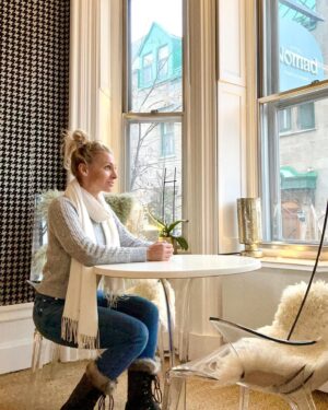 Lysanne Richard Instagram - Après avoir passée mon heure de lunch à Radio Énergie et ma fin de journée à animer une soirée bénéfice, j’ai pu profiter du confort et de l’emplacement privilégié de l’ @hotel_nomad_quebec . Coup de cœur pour le côté écoresponsable, l’originalité et le service à la clientèle impeccable! 🫶🏻