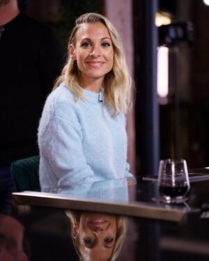 Lysanne Richard Instagram - C’était tellement une belle expérience, hors de ma zone de confort, de ne pas être l’interviewée mais bien celle qui pose les questions! Je ne pouvais avoir un invité plus merveilleux pour mon baptême. Merci Louis Morissette, clairement un coup de coeur pour moi et chapeau et merci à toute la belle équipe de Pour un fois. Ce soir 20 heures sur les ondes de @telequebec . Bon visionnement. 📺🎉🫶🏻
📸: @bertexertier 🪮💄 @anne_marie_makeupartist
