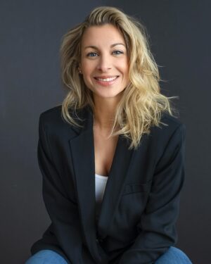 Lysanne Richard Instagram - Wow, quelle semaine! J’ai eu le privilège de tourner deux émissions pour Radio-Canada, de faire des conférences dans 5 écoles, en plus de maintenir mes entrainements de plongeon et mes présences au gym, ma chronique radio et l’enregistrement d’un podcast 📺🏫💦👟📻🎙️! Pensez-vous que je mérite un samedi relaxe?! 😊 
📸 @julieperreaultphotographe 💄 @martinehairmakeup ✂️ @hair_by_dolcecabana