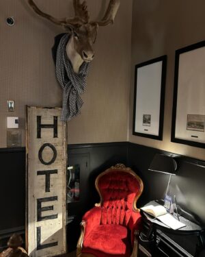 Lysanne Richard Instagram - Après avoir passée mon heure de lunch à Radio Énergie et ma fin de journée à animer une soirée bénéfice, j’ai pu profiter du confort et de l’emplacement privilégié de l’ @hotel_nomad_quebec . Coup de cœur pour le côté écoresponsable, l’originalité et le service à la clientèle impeccable! 🫶🏻