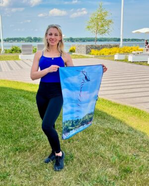 Lysanne Richard Instagram - 🚨Lancement des nouvelles serviettes signature Lysanne!🚨

C’est aujourd’hui que nous vous dévoilons nos nouvelles serviettes @solem.ca signature Lysanne: « Ose, tout est possible! » Cette édition, crée en collaboration entre Solem et moi, est composée d’une serviette sport et d’une serviette de plage. Elles représentent le grand moment que l’on a vécu lors de mon plongeon record de l’hélicoptère! Soyez dans les premiers à les commander ici: Solem | Serviettes en microfibre douces et compactes (https://solem.ca/) #pub