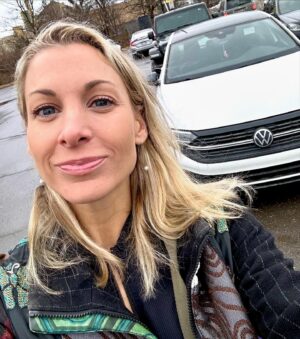 Lysanne Richard Instagram - Avec ces airs de printemps des derniers jours, je suis reconnaissante de la chance que j’ai d’avoir roulé tout l’hiver dans ma belle Jetta de confiance. Vivement les beaux jours pour recommencer les road trips! 🚗🫶🏻 Merci @vwoutaouais