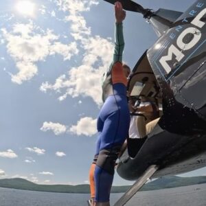 Lysanne Richard Instagram - Montez le son!! Voici un teaser tourné lors d’une étape de préparation à bord de l’hélicoptère! Avez-vous hâte à vendredi? Moi, OUI!!! Merci au pilote Louis, à mon chef de sécurité François et à la chef d’orchestre du projet Suzanne Arbour ainsi qu’à Solem sans qui ce projet ne serait pas possible! 🫶🏻🚁🤗 🎥: Pierre Mainville #helysanne2023