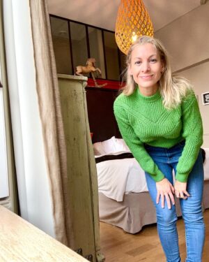 Lysanne Richard Instagram - Après avoir passée mon heure de lunch à Radio Énergie et ma fin de journée à animer une soirée bénéfice, j’ai pu profiter du confort et de l’emplacement privilégié de l’ @hotel_nomad_quebec . Coup de cœur pour le côté écoresponsable, l’originalité et le service à la clientèle impeccable! 🫶🏻