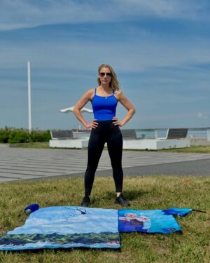 Lysanne Richard Instagram - 🚨Lancement des nouvelles serviettes signature Lysanne!🚨

C’est aujourd’hui que nous vous dévoilons nos nouvelles serviettes @solem.ca signature Lysanne: « Ose, tout est possible! » Cette édition, crée en collaboration entre Solem et moi, est composée d’une serviette sport et d’une serviette de plage. Elles représentent le grand moment que l’on a vécu lors de mon plongeon record de l’hélicoptère! Soyez dans les premiers à les commander ici: Solem | Serviettes en microfibre douces et compactes (https://solem.ca/) #pub