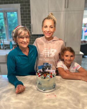 Lysanne Richard Instagram - Toutes ensemble on a 121 ans! C’est ma fête aujourd’hui et je l’ai célébré très bien entourée hier. Sur cette photo je suis accompagnée de deux des filles de ma vie, ma maman Marcia et ma grande Flavie ♥️. Merci et bravo @frederikapatisserie pour le magnifique et délicieux gâteau, tu es géniale 🎂