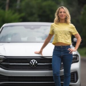 Lysanne Richard Instagram - Coup de ♥️ pour ma nouvelle Jetta Sport!
Elle est tout ce que je rêve d’être : performante, intelligente, élégante et sportive! 🤣
Merci @vwoutaouais 
📸 @fblphotographe