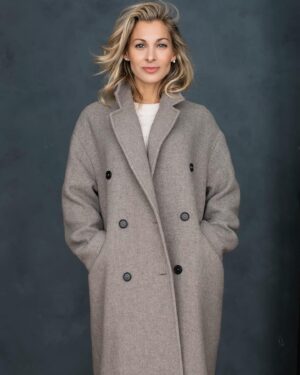 Lysanne Richard Instagram - En avril…🧥🥶 
Vous connaissez la suite!
Bonne tempête tout le monde! ❄️🌨️
📸 @julieperreaultphotographe 
💄 @martinehairmakeup 
✂️ @hair_by_dolcecabana