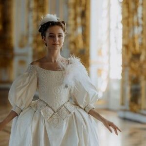 Lyubov Konstantinova Instagram - Святое бедное существо или безжалостная акула, чистый ангел или холодный манипулятор, коварная соблазнительница, беспомощная бесправная жена или расчётливый политик, нежный умирающий гиацинт или двуличная стерва, гениальная актриса или просто одинокая запутавшаяся женщина, ищущая спасения. Это выдержки из диалогов и споров о королеве Катари поклонников вселенной под названием «Отблески Этерны» по книгам Веры Камши. Так кто же эта молодая женщина, которая стоит перед вами?) И что может быть интереснее для актрисы, чем иметь счастье воплощать ТАКОГО персонажа. Затаив дыхание, ждём весной на платформе Кинопоиск… @plus.kinopoisk @kinopoisk @tv_aeterna #этерна #отблескиэтерны ❤️👸🏼