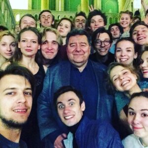 Lyubov Konstantinova Instagram - Никогда я не смогу в коротком тексте передать, СКОЛЬКО Вы сделали для меня как для человека и как для актрисы. Мой учитель. Настоящий огромный учитель. И дражайший сердцу человек, приведший меня после учебы в театр Льва Абрамовича Додина. Человек, который своей рукой внес самые потрясающие коррективы в мою актёрскую судьбу. И снаружи и изнутри. Я никогда не забуду как рыдала в голос в гримерке на Вашей паре, осознавая, как сложно выходить из зон привычного актерского комфорта, как чрезвычайно трудно расширяться, потом вытирала нос и шагала обратно на пару. Побеждать себя. Иначе с Вами было нельзя, иного Вы не принимали, требуя от нас настоящей актёрской смелости, настоящих преодолений комфортного, знакомого. И спасибо Вам за это. Именно Вы научили нас не бояться вышагивать из себя, из своей привычной узкой колеи. Вы расширили каждого из нас, Ваших учеников, в десятки раз. Я обещаю вам, что никогда не буду ничего играть как «пись-пись-пись». И я улыбаюсь сейчас, потому что ваш голос стоит у меня в голове. «Ну Мииииииилаяяяяя!!!» Сколько мы смеялись на наших парах с Вами. Сколько мы смеялись! Пусть Вам будет спокойно. Светлейшая память ВЕЛИКОМУ человеку, Валерию Николаевичу Галендееву. Лучшему педагогу по сценической речи и по актерскому мастерству во вселенной. Люблю Вас, Валерий Николаевич, но Вы итак прекрасно знаете это. А я буду благодарить Вас всю жизнь за Вашу любовь. Которую я всегда знала. И до сих пор, уже в другом театре и в другом городе на редких поэтических вечерах я всегда читаю «15 мальчиков», потому что Вы дали на это добро, продолжать этому жить, и до сих пор зрители каждый раз восхищены этим Вашим разбором. Уникальным по своей тонкости разбором. А я его несу, как сокровище, и знать, что это наше с Вами - это такие чудо. Я Вас очень люблю. Вы огромное солнце, и теперь будете светить нам всем сверху. Спасибо за всё. ПЛПТНУС-ПЛПТНОС-ПЛПТНАС-ПЛПТНЭС-ПЛПТНИС-ПЛПТНЫС!❤️