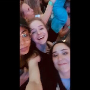 Lyubov Konstantinova Instagram - И еще 2 часа диких танцев и песен, в режиме сохранения голоса для грядущей смены) я вообще не помню, когда так танцевала последний раз, а видео записывала, потому что я там очень очень счастливая, и будто желая иметь завтра утром доказательства, что мне не приснилось это чудо, когда вот он тут, вот он поет, вживую, и я это слышу, и пою вместе с ним и ещё сотнями, если не тысячами людей)) Самое прекрасное конечно осталось за кадром, потому что всегда в жизни самое прекрасное происходит, когда вообще забываешь о телефоне, и ты в самом самом моменте весь. На моей любимой «я тебя не вижу много лет без видимых причин» и на «как не думать о тебе» мой телефон просто выключился, и я была ему так благодарна за это:) А когда был проигрыш трубы в «на сиреневой луне», я стояла закрыв глаза и думала, что именно так звучит душа человека, без шуток)) а ещё, ни дня без историй. На входе дикая давка, я захожу отдельно от всех моих, и мой штрихкод показывает «повторное использование невозможно», а давка, все торопятся, нервничают, парень охранник стоявший недалеко говорит: ничего не знаю, идите в торговый центр, обращайтесь в кассу проблем с билетами, вы не пройдете. А концерт уже начинается, и я уже думаю, как глупо вышло, неужели вызывать такси домой, типа се ля ви, и вдруг посмотрела вокруг, и увидела, вы не поверите😂 людей)) и просто сказала девушке, а можно я пройду с вами, у меня правда есть билет, но с ним какая-то беда, и она говорит, прижимайтесь, как в метро проскочим) И мы это сделали) И я снова и снова поняла, что любые беды решаемы, если найти друга))) Даже если знаешь его ровно 20 секунд до решения проблемы) А ещё было небо над нами, и ни одной дождинки за самый дождливый день)) а ещё были акустические песни под фортепиано, и это было потрясающе. А ещё мы не могли найти в фан зоне Надю, и она придумала вытянуть голубой зонт над собой, и мы проталкивались как корабли на маяк:) А ещё я сейчас пишу это и улыбаюсь. Спасибо, сегодня я исполнила свою же собственную мечту, и это было прекрасно💫 @agutinleonid Спасибо!!!❤️