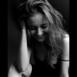 Lyubov Konstantinova Instagram - Что-то очень хорошее внутри и вокруг сейчас озарило меня, в два часа ночи. Я вдруг почувствовала и осознала себя в моменте. И вот в каком: сегодня я была вызвана на трое проб, кажется, фантастика какая-то, а вот он, этот день, простой и органичный, и вовсе не невозможный. Сейчас лежу и читаю очень хороший сценарий на завтрашние, над шутками которого искренне улыбаюсь, и настолько он ладный, что я параллельно с чтением смотрю его в фантазии как готовое кино. Через неделю снова выйду на сцену в «Грозе», такой важной, такой разной и такой едва рожденной, вытруженной, выдуманной, высказанной, и с Катькой будем думать, отчего люди не летают и смотреть в глаза талантливых партнеров. Есть ещё что-то профессионально важное, донельзя красивое, о чем пока молчок, дабы случилось, дабы не сорвалось, а есть что-то из разряда нереального, о чем даже думать пока страшно, но интересно - жуть! Иду своей дорогой, люблю свою работу всем сердцем. Признаюсь в любви этой профессии, сердеразбивательной и сердцесобирающей. Сердцеостанавливающей и сердцезапускающей. Верю в нее, работаю по счастью, по любви. Вперед! В весну! В лето! Как всегда было в моей жизни, как научила себя - без страха перед будущим, с невероятной, неприкасаемой, взрощенной годами бетонной верой, насколько много хорошего впереди, насколько много чуд ждут своего часа. Нужно их просто не торопить, нужно их намечтать, нужно их с удовольствием и трепетом ждать, и тратить время на то, чтобы трудиться над собой, и над теми ролями и шансами, которые тебе подарены. Вселенной, Богом, судьбой, счастливой звездой, тобой самим, вот, оказывается, какая огромная компания стоит за твоими плечиками. Как с такой не быть счастливым человеком, как не быть благодарным! Фото прекрасной @pylayy 📸