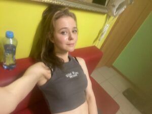 Lyubov Konstantinova Instagram - Без фильтров, без сил, и, наконец, без спешки, если пересказать кому, что я сегодня успела, где была, и что сделала - не поверят. Даже я пересматривая день думаю: как это вообще возможно. А сейчас беру Мирона, и идем гулять, ибо если у тебя пёс, то день ещё не закончен, сколько бы дел ты не сделал) Но день-то был крутой. Вверх-вниз-вверх-вниз, как на американских горках покаталась по всем закоулкам взрослой жизни. Ну и хорошо. Вперед, остался один пункт в этом, начавшемся в 6:30 утра дне. «Мира, пошли гулять!»🐕 🐾