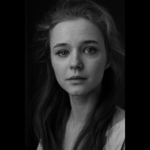 Lyubov Konstantinova Instagram - Просто хороший портрет) Думаю, что я так смотрю на мир: слегка удивленно, слегка печально, светло, влюблённо, серьезно и внимательно.