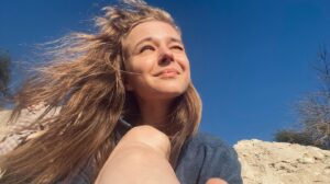 Lyubov Konstantinova Instagram - Мне 29, и я выдержала самый сложный и непредсказуемый год своей жизни. Сил, физических и моральных потребовалось миллиард, но они оказались в запасе. У меня есть любимый пёс, и, кажется, я воспитала просто отличного пацана. Выпустила премьеру «Праведника» дражайшего Сергея Владимировича Урсуляка, дождалась выхода «Чужого» Леонида Пляскина на Кинопоиске, доснялась в любимой «Лихорадке» Александра Касаткина, которую я очень советую посмотреть в интернете, ибо по телевизору она закончилась вчера. Выпустила премьеру спектакля «Гроза. Искушение» Антона Юрьевича Яковлева, сыграла Катерину, и до сих пор играю, и нет тех слов, которыми я могу описать любовь к этой роли, моей первой от начала и до конца сделанной роли на профессиональной сцене. А Московский Комсомолец вручил мне за неё премию, о чем я узнала глубокой ночью и обалдела. Сыграла роль мечты, королеву Катари в сериале «Этерна» Сергея Трофимова, и затаив дыхание, жду, чтобы увидеть, какой мир фэнтези у нас получился, и какой будет героиня внутри этого мира. Премьеру ждём весной на платформе «Кинопоиск». Снялась в большой интересной роли у режиссера «В парке Чаир» Сергея Коротаева в проекте «Горький 53». Мне кажется, вышла чудесная история. Мы там дышали! И я благодарю этот год. Потому что ВЕСЬ ГОД меня окружали потрясающие люди,и я обнимаю и целую каждого, кто подарил мне секунды, минуты, часы и дни понимания, поддержки, радости, смеха, любви, труда, кто помог в реализации мечт и шансов, кто оценил старания, кто тратил на меня время, каждого зрителя за каждое доброе слово в адрес вышедших работ. Я благодарю свою семью, своих родственников. Я так много смеялась в этом году, так много пела. И, как бы жизнь не поворачивалась, все происходит к лучшему, и это наш путь. А я очень люблю свой путь. И благодарна каждому своему дню. (P.S. Каждому собачнику я бы ставила памятник при жизни:) Пусть мир становится лучше, добрее, честнее, искреннее, пусть в нем будет больше любви и понимания. А начинать будем с себя. Спасибо каждому, кто потратил секунду, улыбку, оказал любую поддержку или внезапную помощь, заставил смеяться, улыбнуться, поговорил со мной или просто добро посмотрел. Я вас очень люблю. Спа-си-бо.