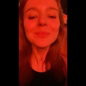 Lyubov Konstantinova Instagram - И еще 2 часа диких танцев и песен, в режиме сохранения голоса для грядущей смены) я вообще не помню, когда так танцевала последний раз, а видео записывала, потому что я там очень очень счастливая, и будто желая иметь завтра утром доказательства, что мне не приснилось это чудо, когда вот он тут, вот он поет, вживую, и я это слышу, и пою вместе с ним и ещё сотнями, если не тысячами людей)) Самое прекрасное конечно осталось за кадром, потому что всегда в жизни самое прекрасное происходит, когда вообще забываешь о телефоне, и ты в самом самом моменте весь. На моей любимой «я тебя не вижу много лет без видимых причин» и на «как не думать о тебе» мой телефон просто выключился, и я была ему так благодарна за это:) А когда был проигрыш трубы в «на сиреневой луне», я стояла закрыв глаза и думала, что именно так звучит душа человека, без шуток)) а ещё, ни дня без историй. На входе дикая давка, я захожу отдельно от всех моих, и мой штрихкод показывает «повторное использование невозможно», а давка, все торопятся, нервничают, парень охранник стоявший недалеко говорит: ничего не знаю, идите в торговый центр, обращайтесь в кассу проблем с билетами, вы не пройдете. А концерт уже начинается, и я уже думаю, как глупо вышло, неужели вызывать такси домой, типа се ля ви, и вдруг посмотрела вокруг, и увидела, вы не поверите😂 людей)) и просто сказала девушке, а можно я пройду с вами, у меня правда есть билет, но с ним какая-то беда, и она говорит, прижимайтесь, как в метро проскочим) И мы это сделали) И я снова и снова поняла, что любые беды решаемы, если найти друга))) Даже если знаешь его ровно 20 секунд до решения проблемы) А ещё было небо над нами, и ни одной дождинки за самый дождливый день)) а ещё были акустические песни под фортепиано, и это было потрясающе. А ещё мы не могли найти в фан зоне Надю, и она придумала вытянуть голубой зонт над собой, и мы проталкивались как корабли на маяк:) А ещё я сейчас пишу это и улыбаюсь. Спасибо, сегодня я исполнила свою же собственную мечту, и это было прекрасно💫 @agutinleonid Спасибо!!!❤️