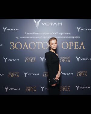 Lyubov Konstantinova Instagram - В этом году я была дважды номинирована на премию «Золотой Орел», за главную женскую роль в «Праведнике» Сергея Владимировича Урсуляка и за главную женскую роль на телевидении в «Лихорадке» Александра Касаткина. Я их в этом году не получила, а получила БОЛЬШЕ! Вечер ОГРОМНОГО счастья за своих близких. Вечер, когда увидела и обняла столько знакомых и дорогих, увидела людей, которые  доверялись и доверяли, даря мне счастье делать свое любимое дело, услышала невероятное количество таких приятных, важных слов и слышу все эти дни. А эти собственные скрещенные пальцы, это затаенное дыхание, этот колдовской детский наивный  шепотот дорогих сердцу имен себе под нос, и этот вскрик из самых твоих глубин, когда прекрасные, талантливые, пронзительные коллеги оказываются на заветной бумажке в конверте. Радость за ближних - такое светлое и искренне детское чувство, самое нежное и безусловное чувство. И все это только начало, я знаю, я знаю это точно. Какие тут вообще могут быть расстройства, когда весь этот вечер - подтверждение того, что главная моя мечта жизни - работать актрисой, работать с профессионалами, страстно любящими кино, работать над сложными и любимыми ролями - все это у тебя есть, случилось, вытрудилось, выстроилось!!! И самая большая мечта - не сбавлять обороты, а работать, работать также влюбленно, безустанно, наотмашь, искренне, честно, остро, глубоко. Вот это мечта. Чтобы были новые роли, новые кинопутешествия, новые поводы доставать из души и фантазии всё, что там накопилось и рождается, отслеживать в себе новое и искать в людях вокруг, в кино, в книгах, искать эти самые смыслы, которые потом и звенят в этих актёрские глазах, в этих актерских голосах. И да, две номинации в один год, за две главные женские роли - это вообще как! Спасибо Киноакадемии, спасибо жюри - это такой невероятный подарок, я теперь в который раз понимаю, что возможно всё! Абсолютно всё!  И спасибо моей родной @marinaonly за поддержку и лучшую компанию в этот вечер. Очень тебя люблю, ты лучшая. Работаем!💫 Моё платье и клатч - дело рук фантастической  @alena_nega, макияж  @alteregoitaly.ru @lenayasenkova_team @saint_makeupartist ,причёска @nadezhda_bugreeva ❤️ @golden.eagle.award