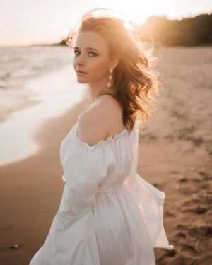 Lyubov Konstantinova Instagram - Мы успели ухватить погоду, мы успели ухватить золотое закатное солнце, а ещё @vikalirika с помощью @o.mariage как всегда ухватила что-то очень важное про меня, стоящую у себя в кадре. Спасибо 🌊