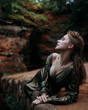 Lyubov Konstantinova Instagram - 3,2,1 и вот - сегодня.  У меня есть тайна, и она прекрасна. Молчать я не умею, но буду. Просто в добрый путь!💫 Photo @vikalirika