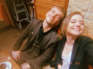 Lyubov Konstantinova Instagram - Дали интервью и кофеёвничали с одним малознакомым актёром👩‍🔬👨🏼‍💼 А сегодня в 21:20 смотрите на приключения Полины и Жданова в «Лихорадке», вас ждут очень крутые серии, которые я очень очень люблю🖐🏻#пришелвтройкеподарилкартутройку🤔☝🏻😳🏊🏻‍♂️