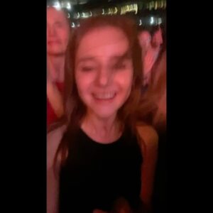 Lyubov Konstantinova Instagram - И еще 2 часа диких танцев и песен, в режиме сохранения голоса для грядущей смены) я вообще не помню, когда так танцевала последний раз, а видео записывала, потому что я там очень очень счастливая, и будто желая иметь завтра утром доказательства, что мне не приснилось это чудо, когда вот он тут, вот он поет, вживую, и я это слышу, и пою вместе с ним и ещё сотнями, если не тысячами людей)) Самое прекрасное конечно осталось за кадром, потому что всегда в жизни самое прекрасное происходит, когда вообще забываешь о телефоне, и ты в самом самом моменте весь. На моей любимой «я тебя не вижу много лет без видимых причин» и на «как не думать о тебе» мой телефон просто выключился, и я была ему так благодарна за это:) А когда был проигрыш трубы в «на сиреневой луне», я стояла закрыв глаза и думала, что именно так звучит душа человека, без шуток)) а ещё, ни дня без историй. На входе дикая давка, я захожу отдельно от всех моих, и мой штрихкод показывает «повторное использование невозможно», а давка, все торопятся, нервничают, парень охранник стоявший недалеко говорит: ничего не знаю, идите в торговый центр, обращайтесь в кассу проблем с билетами, вы не пройдете. А концерт уже начинается, и я уже думаю, как глупо вышло, неужели вызывать такси домой, типа се ля ви, и вдруг посмотрела вокруг, и увидела, вы не поверите😂 людей)) и просто сказала девушке, а можно я пройду с вами, у меня правда есть билет, но с ним какая-то беда, и она говорит, прижимайтесь, как в метро проскочим) И мы это сделали) И я снова и снова поняла, что любые беды решаемы, если найти друга))) Даже если знаешь его ровно 20 секунд до решения проблемы) А ещё было небо над нами, и ни одной дождинки за самый дождливый день)) а ещё были акустические песни под фортепиано, и это было потрясающе. А ещё мы не могли найти в фан зоне Надю, и она придумала вытянуть голубой зонт над собой, и мы проталкивались как корабли на маяк:) А ещё я сейчас пишу это и улыбаюсь. Спасибо, сегодня я исполнила свою же собственную мечту, и это было прекрасно💫 @agutinleonid Спасибо!!!❤️