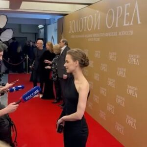 Lyubov Konstantinova Instagram - В этом году я была дважды номинирована на премию «Золотой Орел», за главную женскую роль в «Праведнике» Сергея Владимировича Урсуляка и за главную женскую роль на телевидении в «Лихорадке» Александра Касаткина. Я их в этом году не получила, а получила БОЛЬШЕ! Вечер ОГРОМНОГО счастья за своих близких. Вечер, когда увидела и обняла столько знакомых и дорогих, увидела людей, которые  доверялись и доверяли, даря мне счастье делать свое любимое дело, услышала невероятное количество таких приятных, важных слов и слышу все эти дни. А эти собственные скрещенные пальцы, это затаенное дыхание, этот колдовской детский наивный  шепотот дорогих сердцу имен себе под нос, и этот вскрик из самых твоих глубин, когда прекрасные, талантливые, пронзительные коллеги оказываются на заветной бумажке в конверте. Радость за ближних - такое светлое и искренне детское чувство, самое нежное и безусловное чувство. И все это только начало, я знаю, я знаю это точно. Какие тут вообще могут быть расстройства, когда весь этот вечер - подтверждение того, что главная моя мечта жизни - работать актрисой, работать с профессионалами, страстно любящими кино, работать над сложными и любимыми ролями - все это у тебя есть, случилось, вытрудилось, выстроилось!!! И самая большая мечта - не сбавлять обороты, а работать, работать также влюбленно, безустанно, наотмашь, искренне, честно, остро, глубоко. Вот это мечта. Чтобы были новые роли, новые кинопутешествия, новые поводы доставать из души и фантазии всё, что там накопилось и рождается, отслеживать в себе новое и искать в людях вокруг, в кино, в книгах, искать эти самые смыслы, которые потом и звенят в этих актёрские глазах, в этих актерских голосах. И да, две номинации в один год, за две главные женские роли - это вообще как! Спасибо Киноакадемии, спасибо жюри - это такой невероятный подарок, я теперь в который раз понимаю, что возможно всё! Абсолютно всё!  И спасибо моей родной @marinaonly за поддержку и лучшую компанию в этот вечер. Очень тебя люблю, ты лучшая. Работаем!💫 Моё платье и клатч - дело рук фантастической  @alena_nega, макияж  @alteregoitaly.ru @lenayasenkova_team @saint_makeupartist ,причёска @nadezhda_bugreeva ❤️ @golden.eagle.award