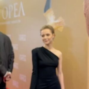 Lyubov Konstantinova Instagram - В этом году я была дважды номинирована на премию «Золотой Орел», за главную женскую роль в «Праведнике» Сергея Владимировича Урсуляка и за главную женскую роль на телевидении в «Лихорадке» Александра Касаткина. Я их в этом году не получила, а получила БОЛЬШЕ! Вечер ОГРОМНОГО счастья за своих близких. Вечер, когда увидела и обняла столько знакомых и дорогих, увидела людей, которые  доверялись и доверяли, даря мне счастье делать свое любимое дело, услышала невероятное количество таких приятных, важных слов и слышу все эти дни. А эти собственные скрещенные пальцы, это затаенное дыхание, этот колдовской детский наивный  шепотот дорогих сердцу имен себе под нос, и этот вскрик из самых твоих глубин, когда прекрасные, талантливые, пронзительные коллеги оказываются на заветной бумажке в конверте. Радость за ближних - такое светлое и искренне детское чувство, самое нежное и безусловное чувство. И все это только начало, я знаю, я знаю это точно. Какие тут вообще могут быть расстройства, когда весь этот вечер - подтверждение того, что главная моя мечта жизни - работать актрисой, работать с профессионалами, страстно любящими кино, работать над сложными и любимыми ролями - все это у тебя есть, случилось, вытрудилось, выстроилось!!! И самая большая мечта - не сбавлять обороты, а работать, работать также влюбленно, безустанно, наотмашь, искренне, честно, остро, глубоко. Вот это мечта. Чтобы были новые роли, новые кинопутешествия, новые поводы доставать из души и фантазии всё, что там накопилось и рождается, отслеживать в себе новое и искать в людях вокруг, в кино, в книгах, искать эти самые смыслы, которые потом и звенят в этих актёрские глазах, в этих актерских голосах. И да, две номинации в один год, за две главные женские роли - это вообще как! Спасибо Киноакадемии, спасибо жюри - это такой невероятный подарок, я теперь в который раз понимаю, что возможно всё! Абсолютно всё!  И спасибо моей родной @marinaonly за поддержку и лучшую компанию в этот вечер. Очень тебя люблю, ты лучшая. Работаем!💫 Моё платье и клатч - дело рук фантастической  @alena_nega, макияж  @alteregoitaly.ru @lenayasenkova_team @saint_makeupartist ,причёска @nadezhda_bugreeva ❤️ @golden.eagle.award