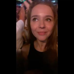 Lyubov Konstantinova Instagram - И еще 2 часа диких танцев и песен, в режиме сохранения голоса для грядущей смены) я вообще не помню, когда так танцевала последний раз, а видео записывала, потому что я там очень очень счастливая, и будто желая иметь завтра утром доказательства, что мне не приснилось это чудо, когда вот он тут, вот он поет, вживую, и я это слышу, и пою вместе с ним и ещё сотнями, если не тысячами людей)) Самое прекрасное конечно осталось за кадром, потому что всегда в жизни самое прекрасное происходит, когда вообще забываешь о телефоне, и ты в самом самом моменте весь. На моей любимой «я тебя не вижу много лет без видимых причин» и на «как не думать о тебе» мой телефон просто выключился, и я была ему так благодарна за это:) А когда был проигрыш трубы в «на сиреневой луне», я стояла закрыв глаза и думала, что именно так звучит душа человека, без шуток)) а ещё, ни дня без историй. На входе дикая давка, я захожу отдельно от всех моих, и мой штрихкод показывает «повторное использование невозможно», а давка, все торопятся, нервничают, парень охранник стоявший недалеко говорит: ничего не знаю, идите в торговый центр, обращайтесь в кассу проблем с билетами, вы не пройдете. А концерт уже начинается, и я уже думаю, как глупо вышло, неужели вызывать такси домой, типа се ля ви, и вдруг посмотрела вокруг, и увидела, вы не поверите😂 людей)) и просто сказала девушке, а можно я пройду с вами, у меня правда есть билет, но с ним какая-то беда, и она говорит, прижимайтесь, как в метро проскочим) И мы это сделали) И я снова и снова поняла, что любые беды решаемы, если найти друга))) Даже если знаешь его ровно 20 секунд до решения проблемы) А ещё было небо над нами, и ни одной дождинки за самый дождливый день)) а ещё были акустические песни под фортепиано, и это было потрясающе. А ещё мы не могли найти в фан зоне Надю, и она придумала вытянуть голубой зонт над собой, и мы проталкивались как корабли на маяк:) А ещё я сейчас пишу это и улыбаюсь. Спасибо, сегодня я исполнила свою же собственную мечту, и это было прекрасно💫 @agutinleonid Спасибо!!!❤️
