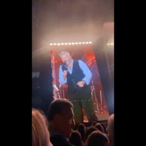 Lyubov Konstantinova Instagram - И еще 2 часа диких танцев и песен, в режиме сохранения голоса для грядущей смены) я вообще не помню, когда так танцевала последний раз, а видео записывала, потому что я там очень очень счастливая, и будто желая иметь завтра утром доказательства, что мне не приснилось это чудо, когда вот он тут, вот он поет, вживую, и я это слышу, и пою вместе с ним и ещё сотнями, если не тысячами людей)) Самое прекрасное конечно осталось за кадром, потому что всегда в жизни самое прекрасное происходит, когда вообще забываешь о телефоне, и ты в самом самом моменте весь. На моей любимой «я тебя не вижу много лет без видимых причин» и на «как не думать о тебе» мой телефон просто выключился, и я была ему так благодарна за это:) А когда был проигрыш трубы в «на сиреневой луне», я стояла закрыв глаза и думала, что именно так звучит душа человека, без шуток)) а ещё, ни дня без историй. На входе дикая давка, я захожу отдельно от всех моих, и мой штрихкод показывает «повторное использование невозможно», а давка, все торопятся, нервничают, парень охранник стоявший недалеко говорит: ничего не знаю, идите в торговый центр, обращайтесь в кассу проблем с билетами, вы не пройдете. А концерт уже начинается, и я уже думаю, как глупо вышло, неужели вызывать такси домой, типа се ля ви, и вдруг посмотрела вокруг, и увидела, вы не поверите😂 людей)) и просто сказала девушке, а можно я пройду с вами, у меня правда есть билет, но с ним какая-то беда, и она говорит, прижимайтесь, как в метро проскочим) И мы это сделали) И я снова и снова поняла, что любые беды решаемы, если найти друга))) Даже если знаешь его ровно 20 секунд до решения проблемы) А ещё было небо над нами, и ни одной дождинки за самый дождливый день)) а ещё были акустические песни под фортепиано, и это было потрясающе. А ещё мы не могли найти в фан зоне Надю, и она придумала вытянуть голубой зонт над собой, и мы проталкивались как корабли на маяк:) А ещё я сейчас пишу это и улыбаюсь. Спасибо, сегодня я исполнила свою же собственную мечту, и это было прекрасно💫 @agutinleonid Спасибо!!!❤️