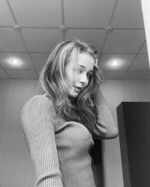 Lyubov Konstantinova Instagram - На платформе Кинопоиск вышло уже 12 из 16 серий сериала «Чужой» Леонида Пляскина @leoplyas , где у меня по счастью одна из главных ролей. С прекрасным актерами @kirycha79 @mofevna @buharov75 @petrukhindmitri @alexeymancigin @iskrenn.a Для меня это напоминает Николая Васильевича Гоголя в местном РОВД города Озерска, наша смешнющая душевная разношерстная компания борцов за справедливость, наши утрированные персонажи, которых мы ОБОЖАЛИ, наш чудесный детектив. Я создавала Свету после моих любимых героинь «с характером» как нежный цветочек, совсем другой, по Магомаевски «вешняя моя, нежная моя», как размышление о том, насколько человек может страшно (казалось бы) не подходить своей профессии, как он может быть отчаян и слеп в своей влюблённости и как беспощаден и как дети жесток к тому, чью любовь не может оценить и принять. И как и насколько человек может поменяться от начала к концу истории. Как можно чуть ли не потерять себя, а потом снова собирать. Там столько юмора, там такой гротеск. Леня давал нам свободу творчества. Мне нравится. Обожаю своих партнеров. Обожаю те наши месяцы работы. Смотрите с удовольствием. «Чужой» на кинопоиске. @kinopoisk ❤️ Ещё 4 серии будут выходить раз в неделю, я просто ждала момента, когда их накопится уже достаточно, чтобы анонсировать вам сериал. Приятного просмотра!💫❤️