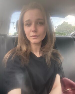 Lyubov Konstantinova Instagram - Я вчера влюбилась в песню, которую никогда не слышала раньше, а она классная такая, что я её прикрепляю к этому незамысловатому фото, чтобы другие о ней тоже узнали.🎧🎶☀️