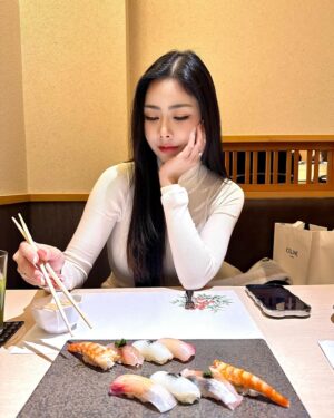 M Phurin Instagram - First time Omakase in Japan 🇯🇵 🍣🥢
With babe 😄