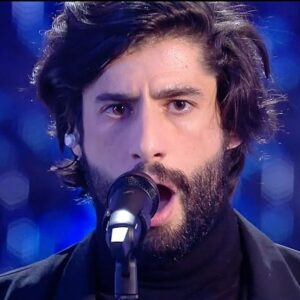 MB14 Instagram - MERCI À TOUS 🙏❤🥉

Ça y est l'aventure @thevoice_tf1 c'est fini, je suis bien rentré à la maison et je suis fatigué mais tellement heureux d'avoir vécu tout ça, c'est des moments inoubliables autant sur la scène qu'en dehors... 🙈

Déjà bravo à @annesila qui a remporté cette finale et qui a tout déchiré 🏆 et Bravo à tous les finalistes @terenceiam
@amalya_officiel
@louisdelort @manonmusicoff
Vous avez fait du saaaaaaaale 🔥🔥🔥

Merci et bravo à toute l'équipe de @itvstudiosfr la production, la coordination, aux technciens et aux musiciens, à tous les coachs, à la mise en scène, à tous les talents que j'ai rencontré ou recroisé pendant cette aventure et avec qui j'ai eu le plaisir de discuter, chanter, rire et stresser c'était un vrai kiff haha et enfin merci à mes proches et à vous tous de m'avoir soutenu et donné la force et la confiance pendant cette saison, c'est une chance et un honneur d'avoir été jusque là, j'ai pris des claques musicales, visuelles et humaines incroyables😱

Voilà maintenant faut que je bouge à Match faire mes courses là ça va bientôt fermer donc je vais m'arrêter là ... 🤣⌛

Je vous aime et je vous dire encore MERCI 🙏❤