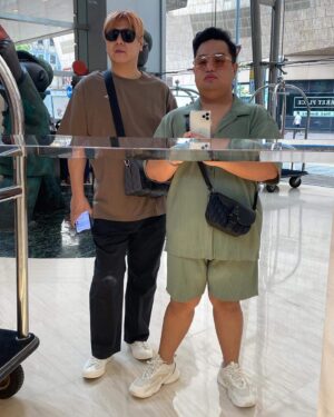 MC Calaquian Instagram - Minsan lang tayo mag mirror selfie eto pa talaga napili natin yung may putol, iba ka talaga @tonsoriano dumiskarte 🤣🤣🤣