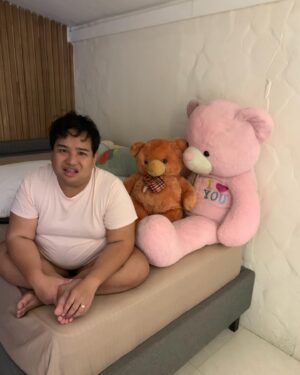 MC Calaquian Instagram - Bongga talaga pag magkakasama ang magkakapamilya! Papa Bear @tonsoriano 🤣