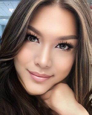 MC Calaquian Instagram - Pag magisa ka palagi kung ano anong pinapagawa mo, ayan tuloy parang ang ganda ko dito, thank u Dra. @joviedbeauty, sino kaya ang unang manlalait sa akin?