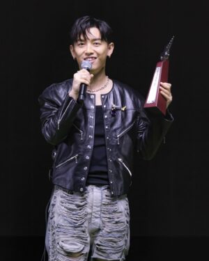MC Cheung Instagram - 第三年參加叱咤呢個大party, 新年第一日周圍yo下人係開心嘅。好幸運呢幾年遇到好多好好嘅合作單位，出到好多唔同類型而大家又鍾意聽鍾意唱嘅歌，我仲有好多歌想做想玩想試，希望你哋都會繼續鍾意。
多謝世一團隊 ， @garethchan @jayfungmusic @concertyy @nickwong96 @younghysan @jnybeatzz ，多謝大家喜歡世一呢首歌，相信每一個用心做音樂嘅單位，都會係大家心目中嘅世一！ @warnermusichk & 賦二代 #世一
圖二： 嗱，我真係覺得呢個look唔笑先型㗎！聽晚9點，你哋又會再睇到多啲😏 

Hair: @myos_cliffchan 
Makeup: @tammyau_makeup 
Styling: @ansonlaucf1107
Wardrobes: @celine  @rickowensonline
Jewellery: @tiffanyandco