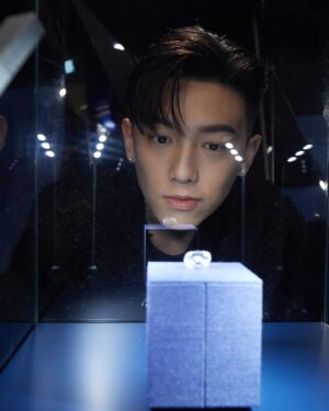 MC Cheung Instagram - A Diamond is Forever

今日到訪Nature's Mic Drop「天然美鑽閃耀登場」藝術展深深感受到呢句slogan背後嘅涵義，見到其中展出的616 克拉鑽石原石，由底層散發著閃閃光芒，震撼程度令我想私藏放係屋企欣賞。而在天然美鑽工作坊，更有幸以頂端儀器觀察鑽石的內部結構，更能感受到它的罕有及獨特！每粒獨特的自然紋理，都好似承載著每段故事，同我地經歷人生不同階段，擁有的故事一樣，都是無可取替，是一份珍貴的禮物，值得傳承下去。

呢個展覽真係會睇到雙眼發光㗎，你哋都嚟睇下啦！👀

Nature’s Mic Drop 
「天然美鑽 閃耀登場 」藝術展
日期：12月3日（星期日）至12月22日（星期五）
地點：SEEFOOD ROOM Gallery（中環安蘭街9號）
時間：早上11時至晚上7時
網上登記預約: https://shorturl.at/ctyEK

#鑽石恒久遠一顆永留傳 
#天然美鑽閃耀登場
#天然鑽石
#adiamondisforever
#naturesmicdrop
#naturaldiamonds