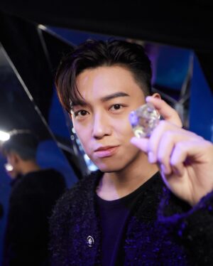 MC Cheung Instagram - A Diamond is Forever

今日到訪Nature's Mic Drop「天然美鑽閃耀登場」藝術展深深感受到呢句slogan背後嘅涵義，見到其中展出的616 克拉鑽石原石，由底層散發著閃閃光芒，震撼程度令我想私藏放係屋企欣賞。而在天然美鑽工作坊，更有幸以頂端儀器觀察鑽石的內部結構，更能感受到它的罕有及獨特！每粒獨特的自然紋理，都好似承載著每段故事，同我地經歷人生不同階段，擁有的故事一樣，都是無可取替，是一份珍貴的禮物，值得傳承下去。

呢個展覽真係會睇到雙眼發光㗎，你哋都嚟睇下啦！👀

Nature’s Mic Drop 
「天然美鑽 閃耀登場 」藝術展
日期：12月3日（星期日）至12月22日（星期五）
地點：SEEFOOD ROOM Gallery（中環安蘭街9號）
時間：早上11時至晚上7時
網上登記預約: https://shorturl.at/ctyEK

#鑽石恒久遠一顆永留傳 
#天然美鑽閃耀登場
#天然鑽石
#adiamondisforever
#naturesmicdrop
#naturaldiamonds
