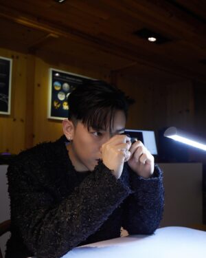 MC Cheung Instagram - A Diamond is Forever

今日到訪Nature's Mic Drop「天然美鑽閃耀登場」藝術展深深感受到呢句slogan背後嘅涵義，見到其中展出的616 克拉鑽石原石，由底層散發著閃閃光芒，震撼程度令我想私藏放係屋企欣賞。而在天然美鑽工作坊，更有幸以頂端儀器觀察鑽石的內部結構，更能感受到它的罕有及獨特！每粒獨特的自然紋理，都好似承載著每段故事，同我地經歷人生不同階段，擁有的故事一樣，都是無可取替，是一份珍貴的禮物，值得傳承下去。

呢個展覽真係會睇到雙眼發光㗎，你哋都嚟睇下啦！👀

Nature’s Mic Drop 
「天然美鑽 閃耀登場 」藝術展
日期：12月3日（星期日）至12月22日（星期五）
地點：SEEFOOD ROOM Gallery（中環安蘭街9號）
時間：早上11時至晚上7時
網上登記預約: https://shorturl.at/ctyEK

#鑽石恒久遠一顆永留傳 
#天然美鑽閃耀登場
#天然鑽石
#adiamondisforever
#naturesmicdrop
#naturaldiamonds