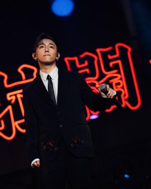 MC Cheung Instagram - 拉闊2023 DJ/MC！ Jackal 好高、大佬Tim好惡、LT好可愛，MC玩得好開心✌️
多謝各單位一齊成就咗呢一晚，希望大家都感覺到我哋想帶俾你哋嘅戀愛感覺😏

Thx @cr881903 @terrychui22 @kiri_thy @lolly.talk and all~

Hair: @myos_cliffchan 
Makeup: @tammyau_makeup 
Styling: @ansonlaucf1107
Wardrobes: 
@lanecrawford @ithk @both @louboutinworld @maisonmargiela @simonerocha_ @kowlooncityboy @kinks.lab
