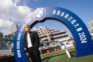 MC Cheung Instagram - 多謝今年《寶馬香港打吡大賽》邀請我擔任開幕表演嘉賓，令我第一次踏足沙田馬場就可以唱歌俾大家聽，仲繼電影合作之後，同打吡大使丹爺（甄子丹）喺馬場再次碰面。
原來喺現場感受賽馬運動真係好刺激，再加埋你哋嘅歡呼吶喊，同埋馬場餐廳嘅無限美食，今日雖然好曬，但係我真係過得好開心，希望你哋都係啦😎

#寶馬香港打吡大賽 #打吡 #四歲功名一生一次 #四歲馬經典賽事系列 #沙田馬場 #GoRacingHK #ShatinRacecourse #BMWHK