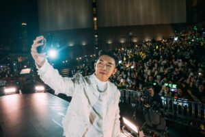 MC Cheung Instagram - 幾時都話，最緊要係我想唱嘅時候會有人想聽！ 多謝尋日場內場外，同online 睇嘅每一位，辛苦各單位成就左呢個upgrade 版嘅尖沙咀海旁busking 🙌 
@warnermusichk @_goochan_ @tsz_pok_guitar @jonathan_lai_bass  @sumj.chan @szel_cc @mcheung1201_officialfc