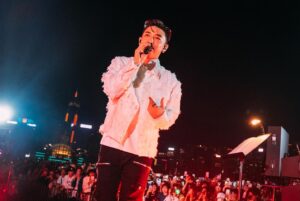 MC Cheung Instagram - 幾時都話，最緊要係我想唱嘅時候會有人想聽！ 多謝尋日場內場外，同online 睇嘅每一位，辛苦各單位成就左呢個upgrade 版嘅尖沙咀海旁busking 🙌 
@warnermusichk @_goochan_ @tsz_pok_guitar @jonathan_lai_bass  @sumj.chan @szel_cc @mcheung1201_officialfc