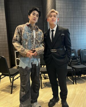 MC Cheung Instagram - 笑一個 😊 happy night 
唔笑有型嘅相去哂邊

@keung_show @shoumethemoneyxx @jayfungmusic @garethchan @chanwinghim @_goochan_ @jnybeatzz